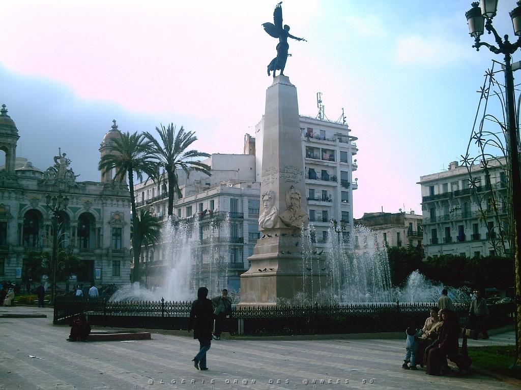 ORAN 04 2007 10 LA PLACE D ARMES.JPG